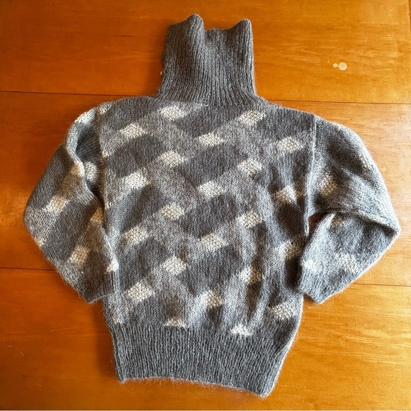 Banshee vintage diamond O’Hare blend cream and gray geometric cozy roll sweater - Picture 10 of 10